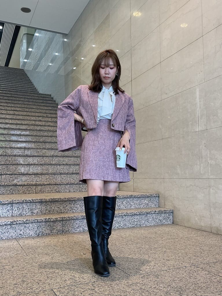 ホワイト系のシャツ/ブラウス、レッド系のその他アウター、レッド系のスカートを着用したレディースの夏コーディネートの6枚目の写真