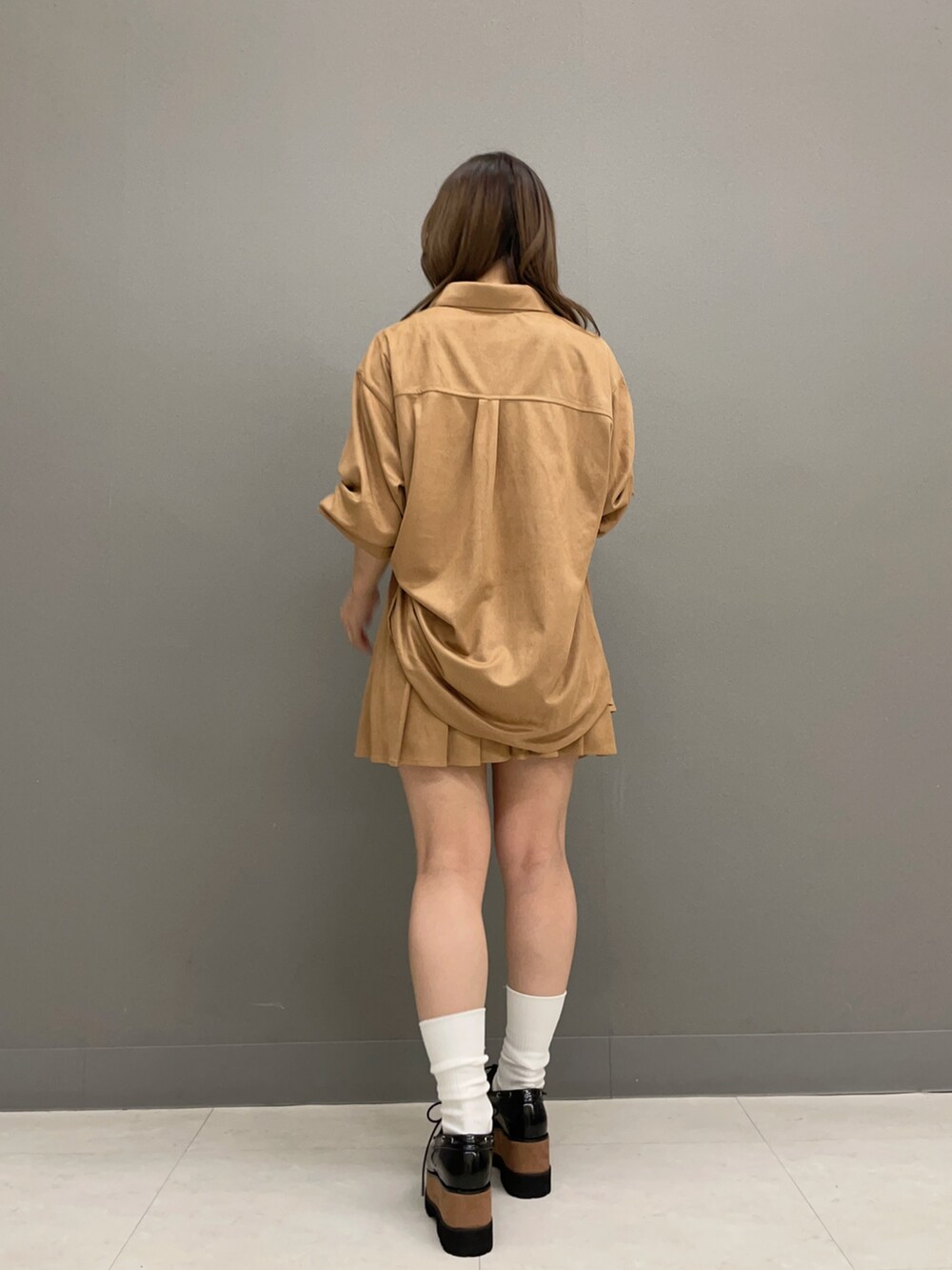 イエロー系のシャツ/ブラウス、イエロー系のスカート、その他のローファーを着用したレディースの夏コーディネートの4枚目の写真
