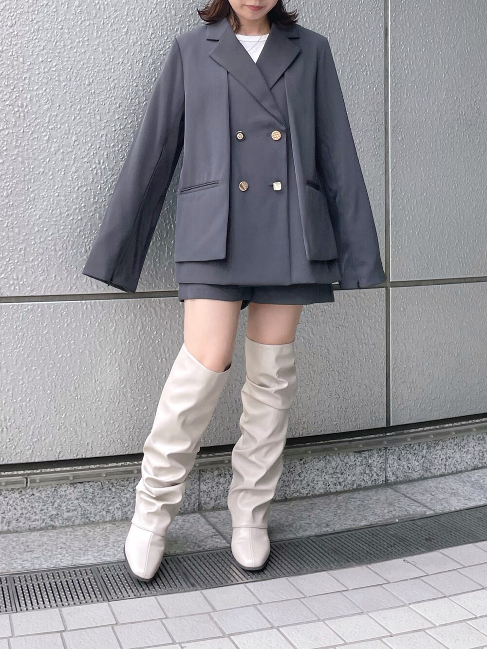 ホワイト系のTシャツ/カットソー、グレー系のテーラードジャケット、グレー系のその他パンツを着用したレディースの秋コーディネートの5枚目の写真