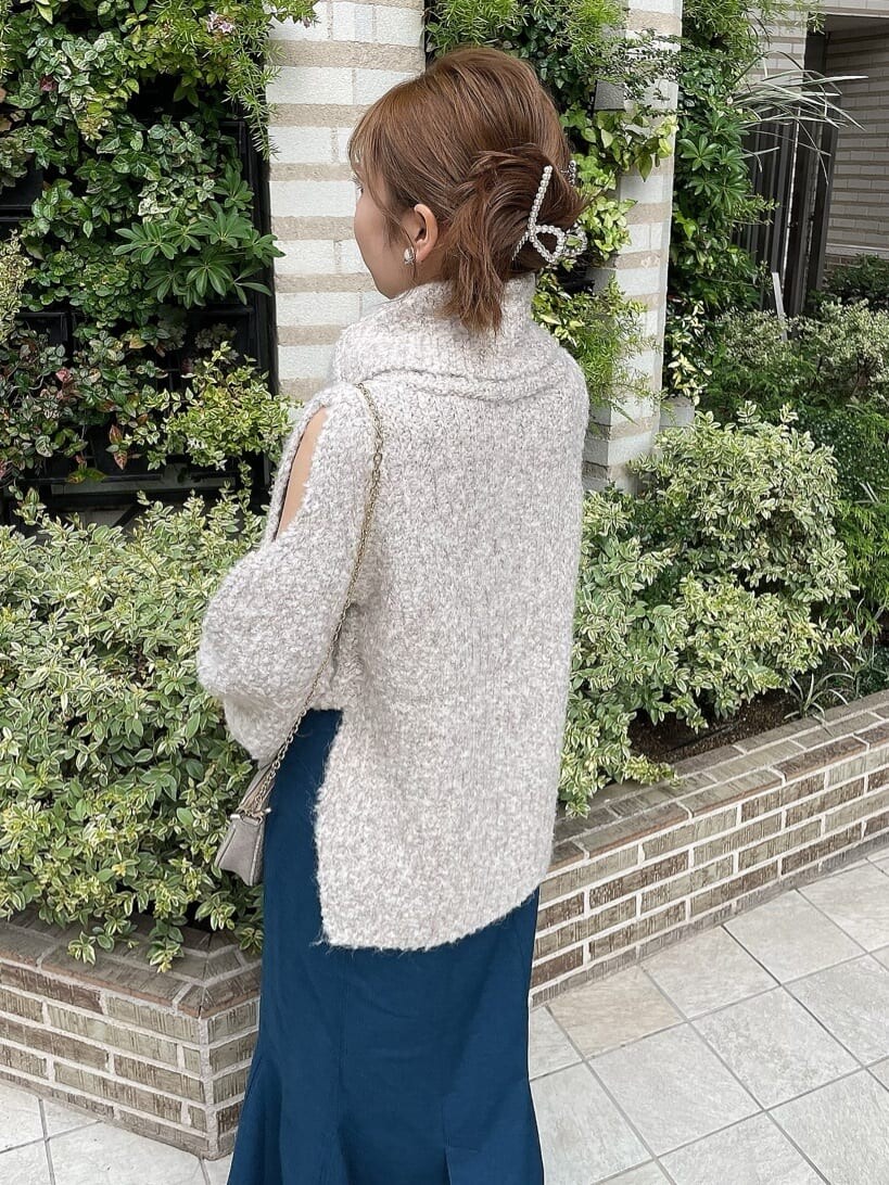 ブラック系のブーツ、ホワイト系のニット/セーター、ブルー系のスカートを着用したレディースの秋コーディネートの5枚目の写真