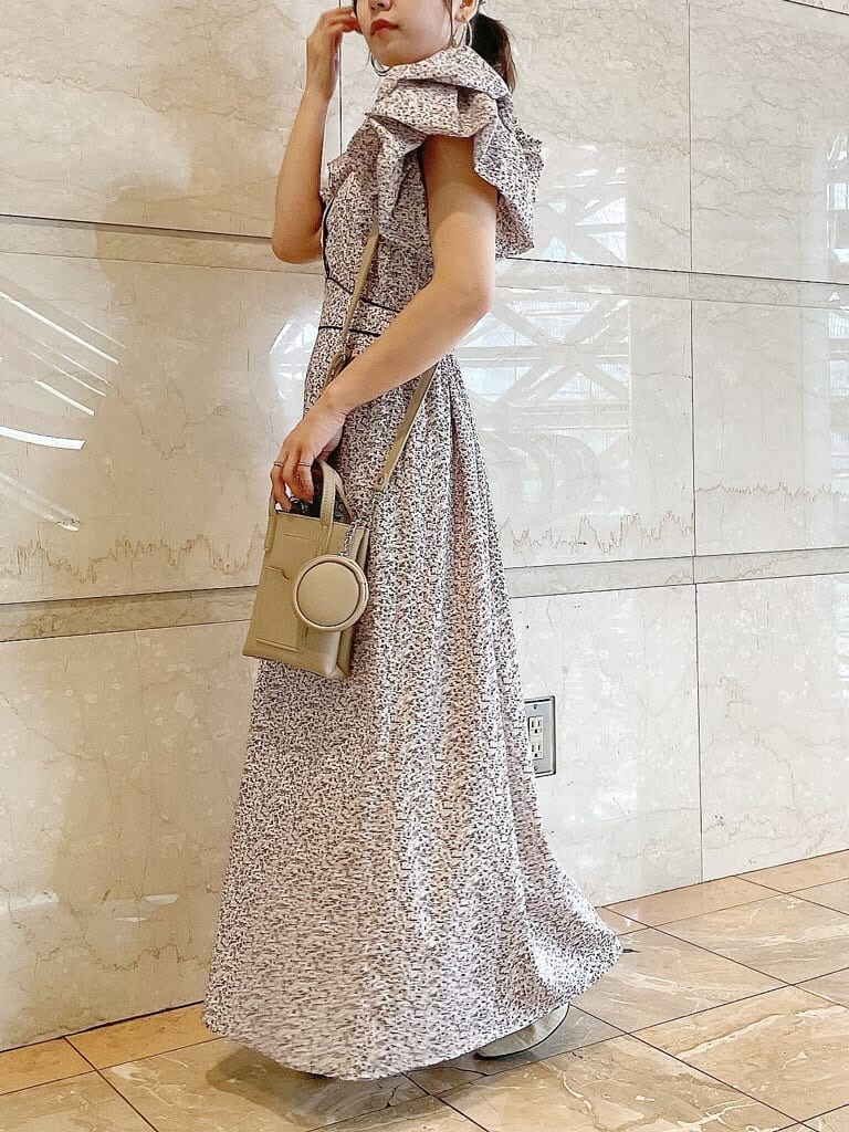 ホワイト系のワンピース、ホワイト系のパンプスを着用したレディースの夏コーディネートの2枚目の写真