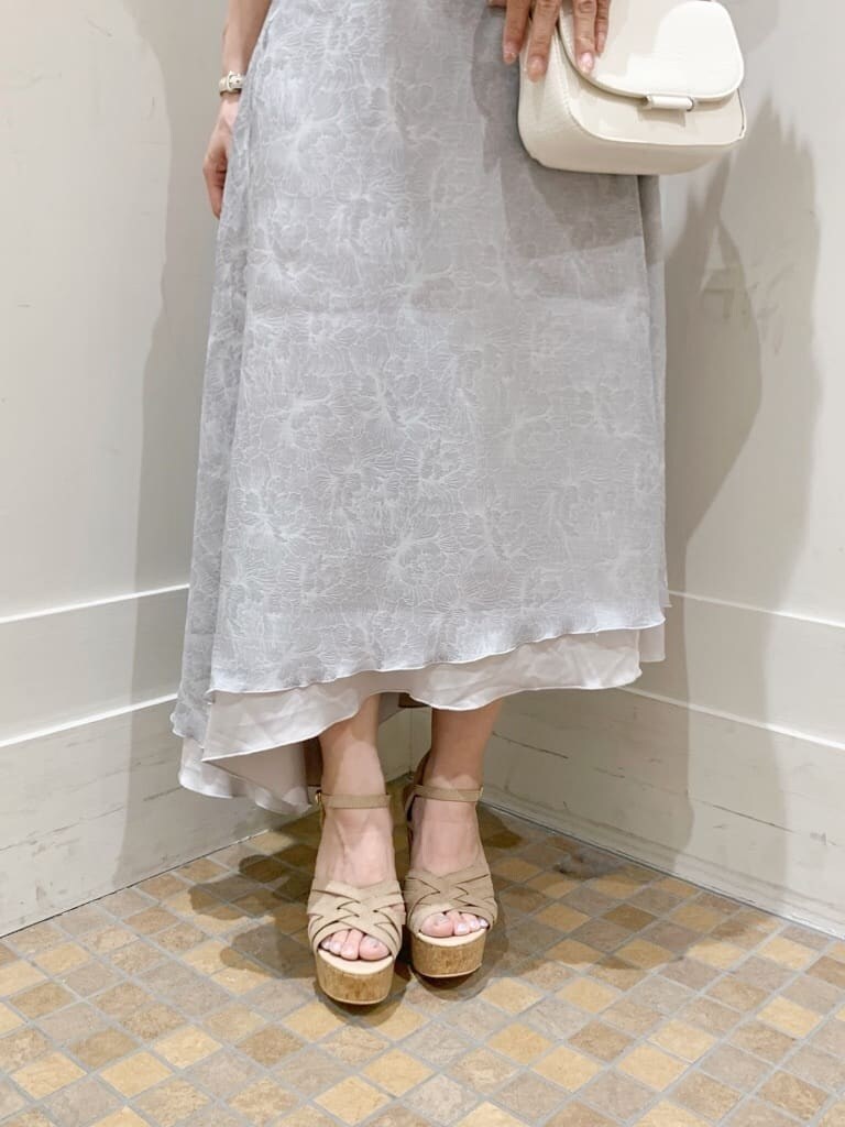 ベージュ系のサンダル、ホワイト系のショルダーバッグ、ホワイト系のニット/セーターを着用したレディースの春コーディネートの7枚目の写真