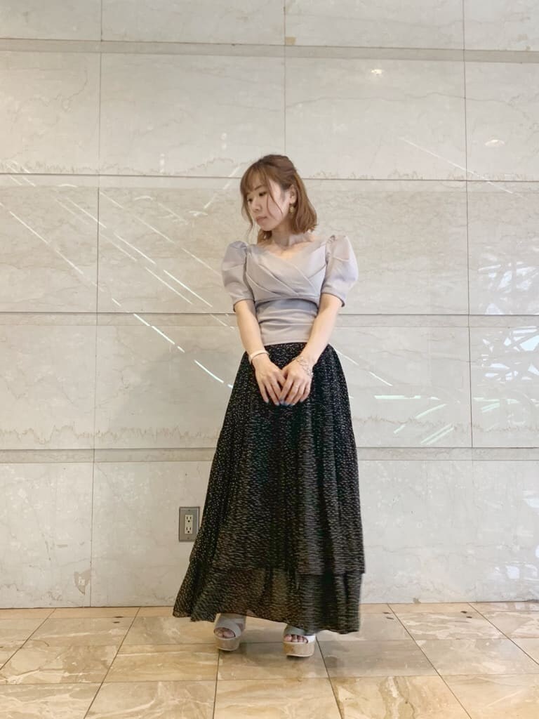 ベージュ系のサンダル、グレー系のTシャツ/カットソー、ブラック系のスカートを着用したレディースの夏コーディネートの3枚目の写真