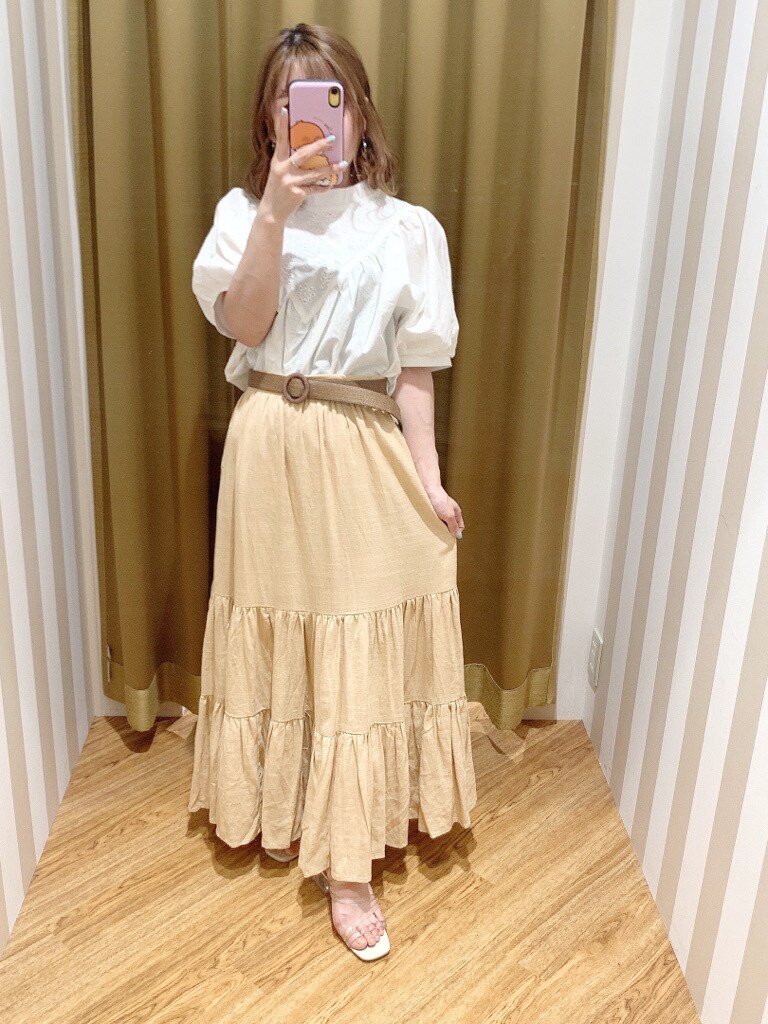 ホワイト系のシャツ/ブラウス、ベージュ系のスカート、その他のサンダルを着用したレディースの春コーディネートの6枚目の写真