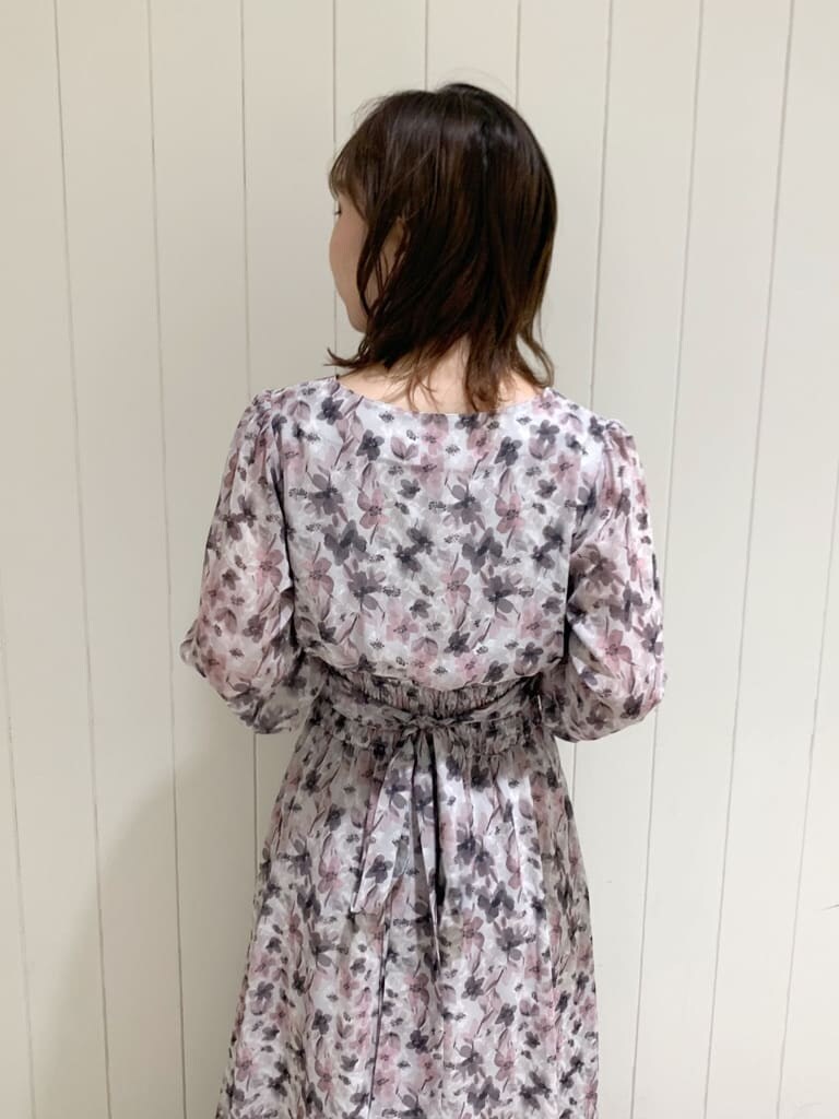 グレー系のトレンチコート、ピンク系のワンピース、ベージュ系のブーツを着用したレディースの秋コーディネートの8枚目の写真