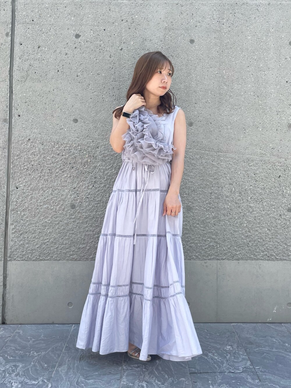 パープル系のベスト、パープル系のワンピース、シルバー系のパンプスを着用したレディースの夏コーディネートの2枚目の写真