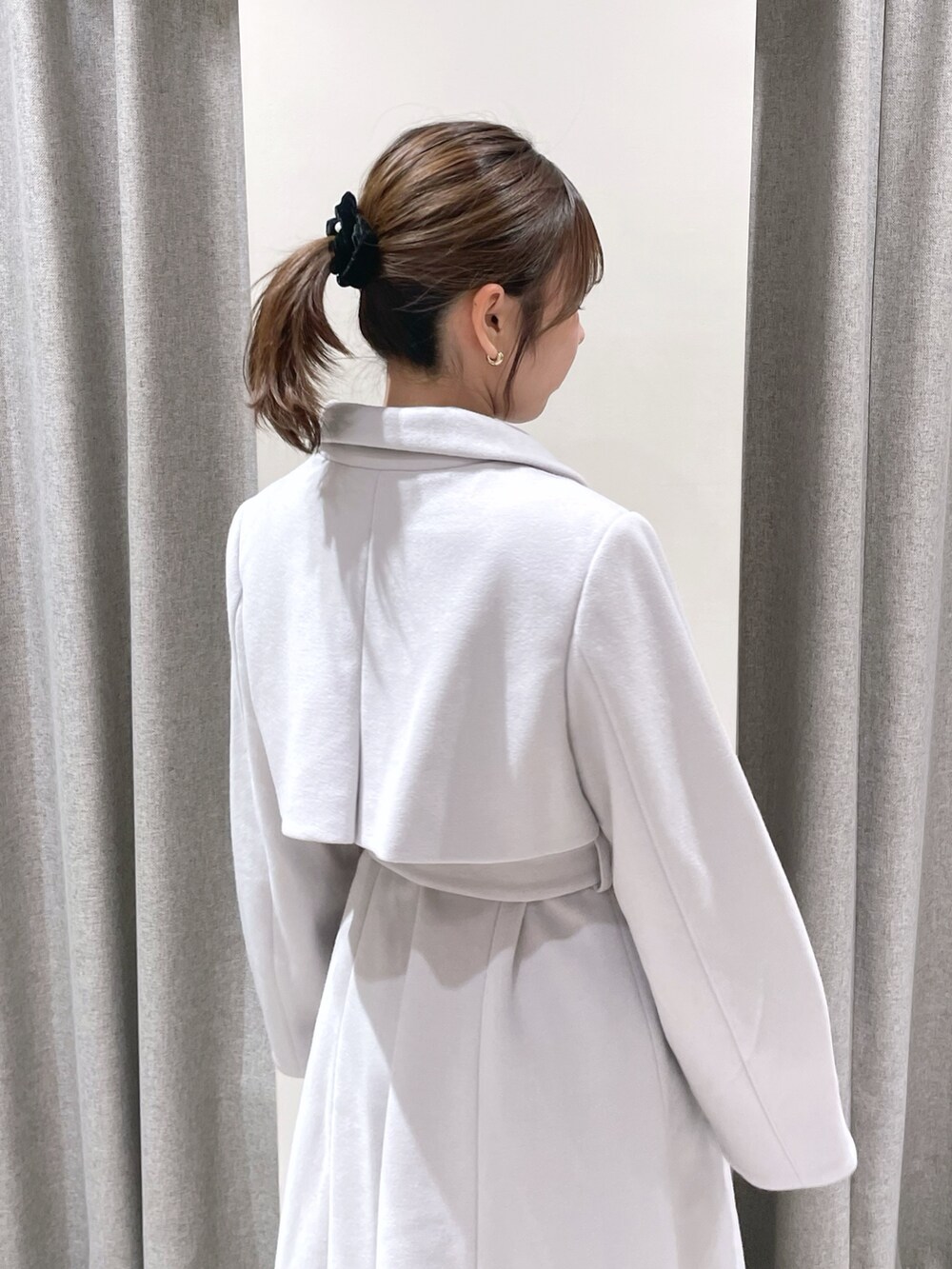 パープル系のその他アウター、ベージュ系のブーツ、ブルー系のニット/セーターを着用したレディースの秋コーディネートの8枚目の写真