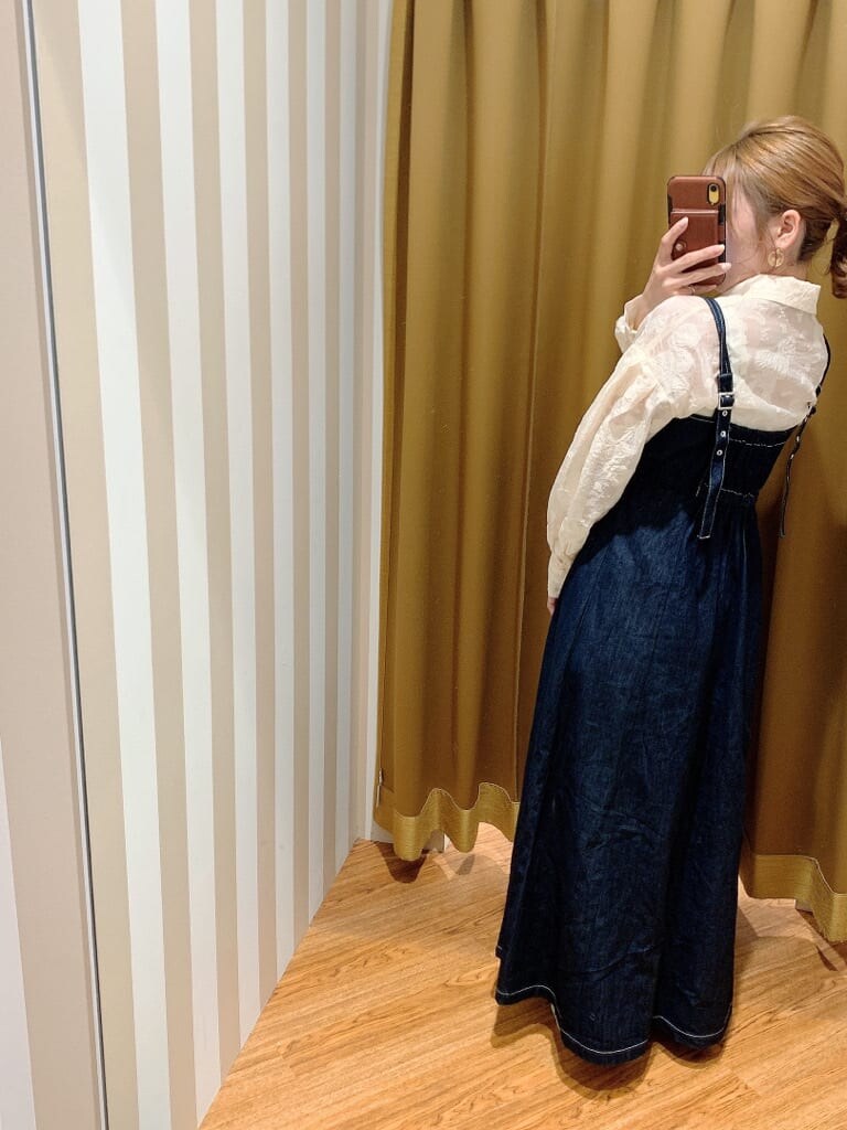 ブルー系のワンピース、ホワイト系のシャツ/ブラウスを着用したレディースの冬コーディネートの3枚目の写真