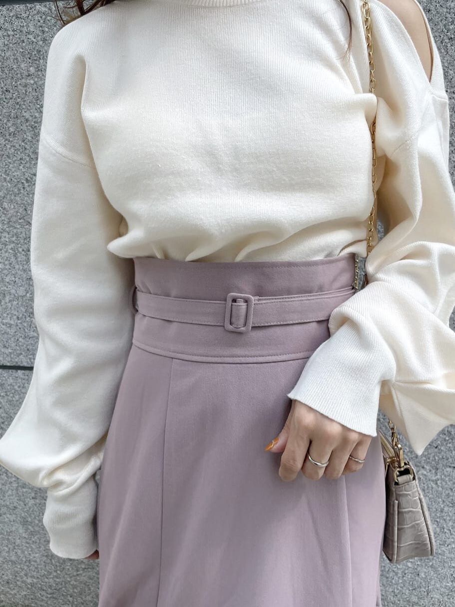 ベージュ系のスカート、ブラック系のブーツ、ホワイト系のキャミソールを着用したレディースの秋コーディネートの8枚目の写真