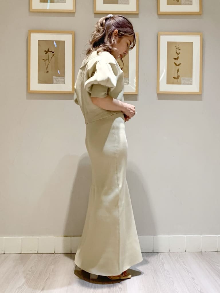 その他のサンダル、ベージュ系のワンピースを着用したレディースの春コーディネートの3枚目の写真