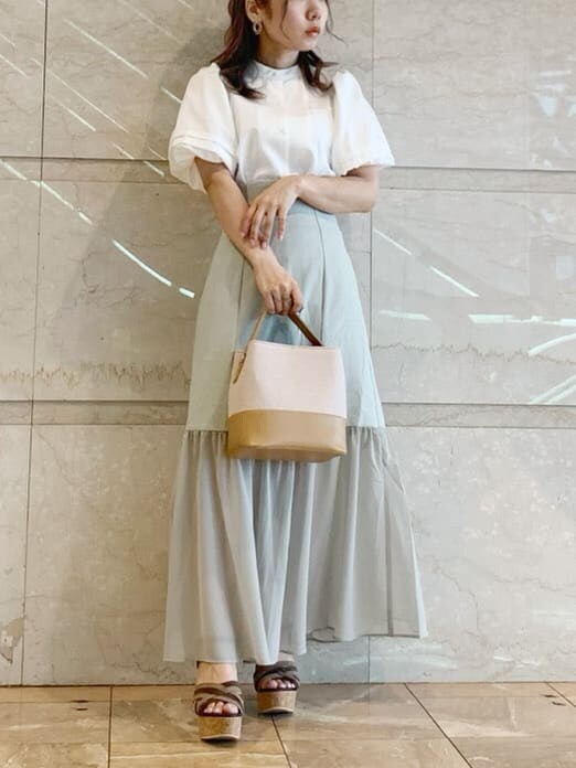 その他のサンダル、ベージュ系のハンドバッグ、ホワイト系のシャツ/ブラウスを着用したレディースの春コーディネートの5枚目の写真