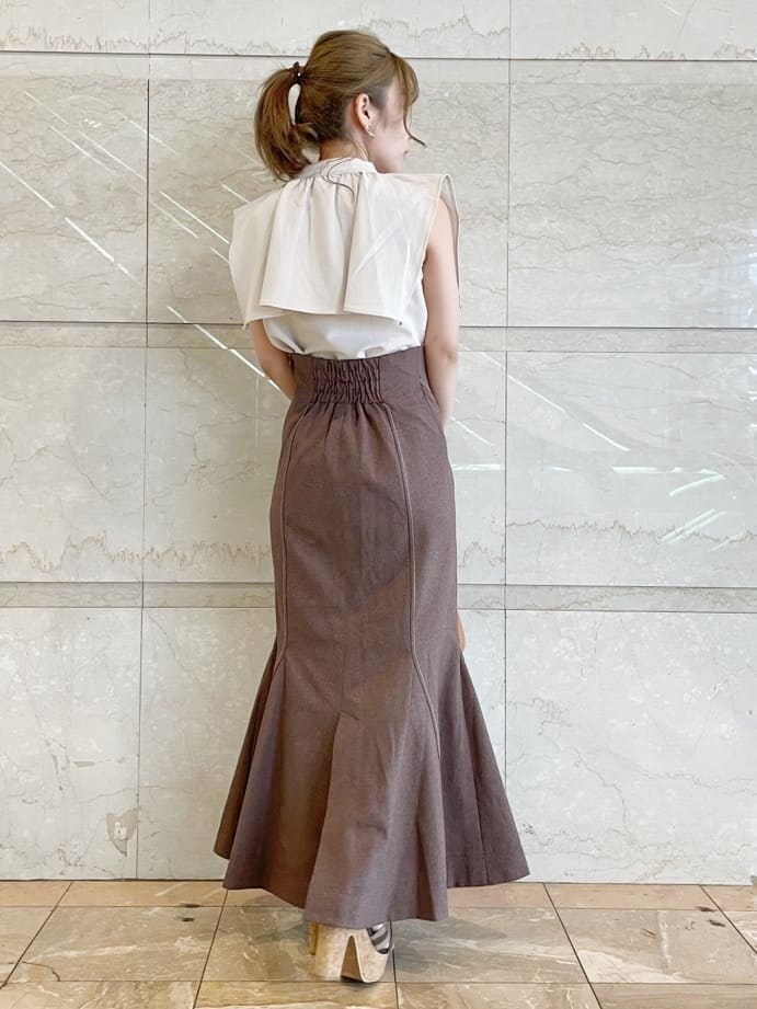 ベージュ系のシャツ/ブラウス、ブラウン系のスカート、ブラウン系のサンダルを着用したレディースの夏コーディネートの3枚目の写真