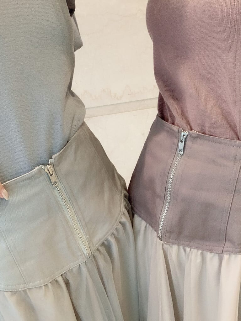 グレー系のスカート、ベージュ系のスカート、その他のサンダルを着用したレディースの夏コーディネートの3枚目の写真