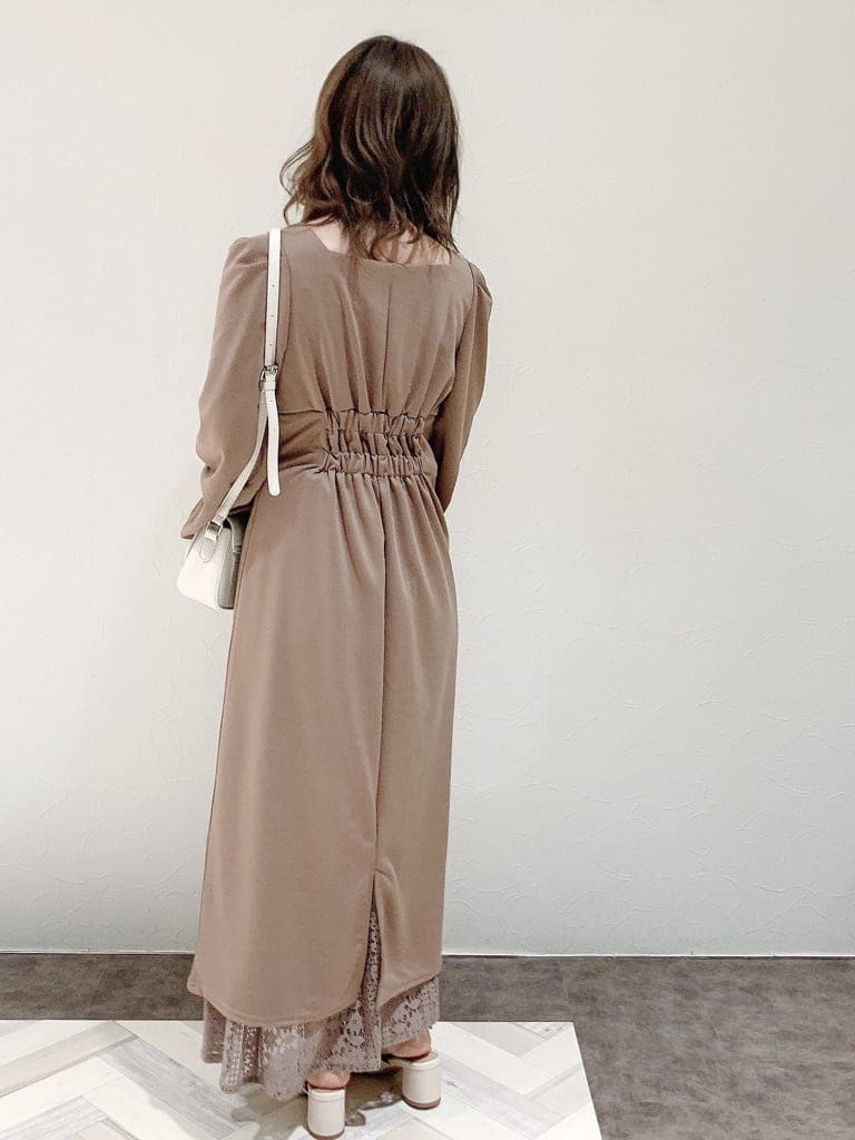 ブラウン系のワンピース、ホワイト系のパンプス、ホワイト系のショルダーバッグを着用したレディースの冬コーディネートの5枚目の写真