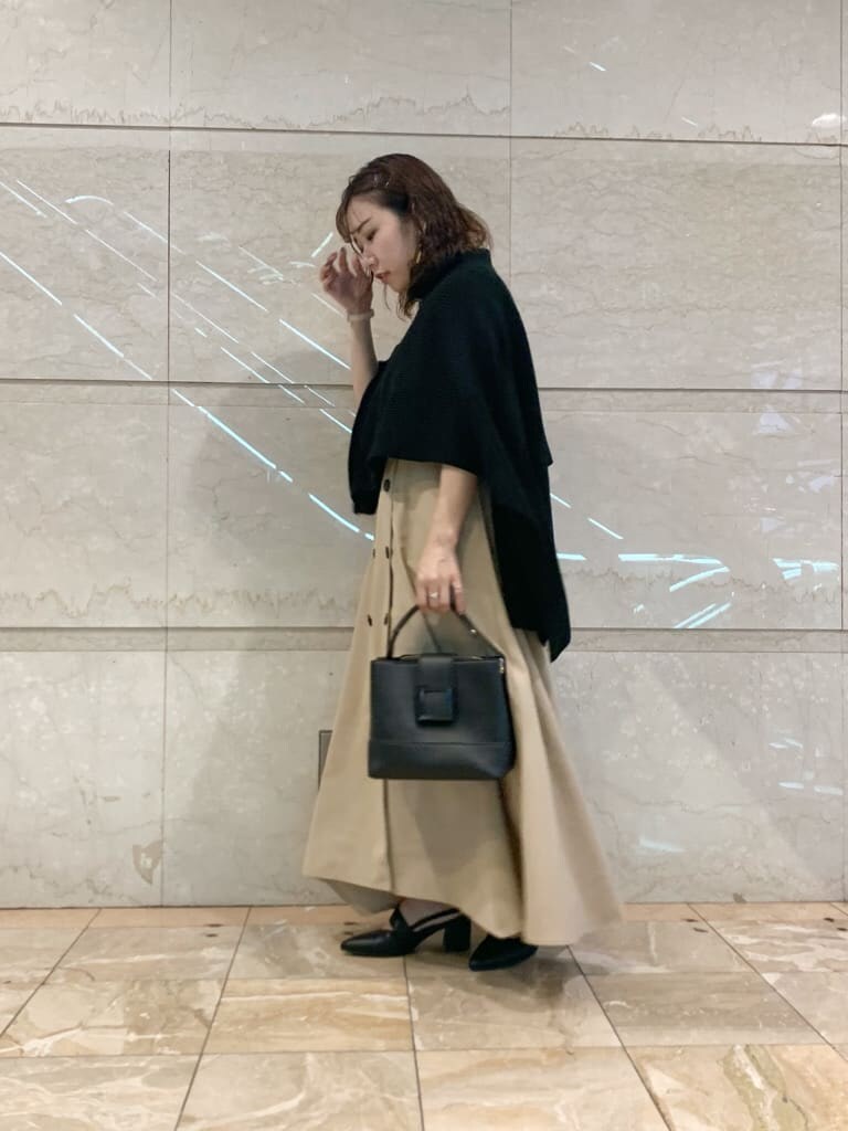 ベージュ系のワンピース、ブラック系のパンプス、ブラック系のハンドバッグを着用したレディースの夏コーディネートの4枚目の写真