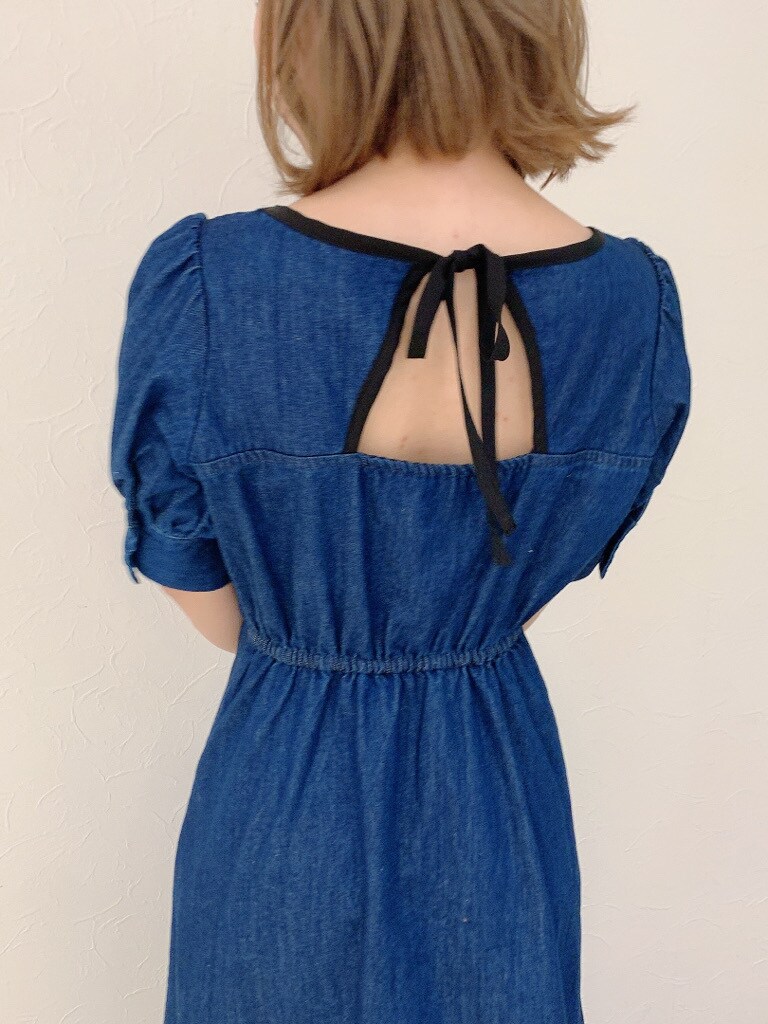 ホワイト系のブルゾン、ブルー系のワンピース、その他のサンダルを着用したレディースの春コーディネートの6枚目の写真