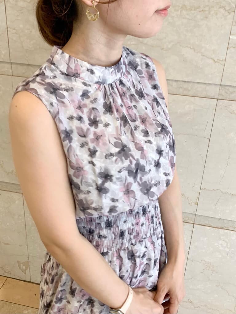 ブラウン系のサンダル、その他のサンダル、ピンク系のワンピースを着用したレディースの夏コーディネートの9枚目の写真