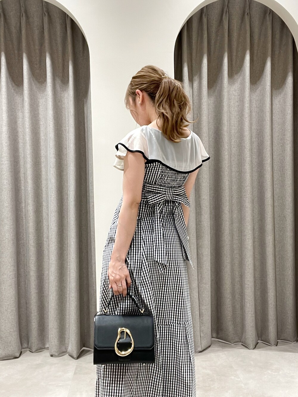 その他のワンピース、ブラック系のニット/セーター、ブラック系のハンドバッグを着用したレディースの夏コーディネートの10枚目の写真