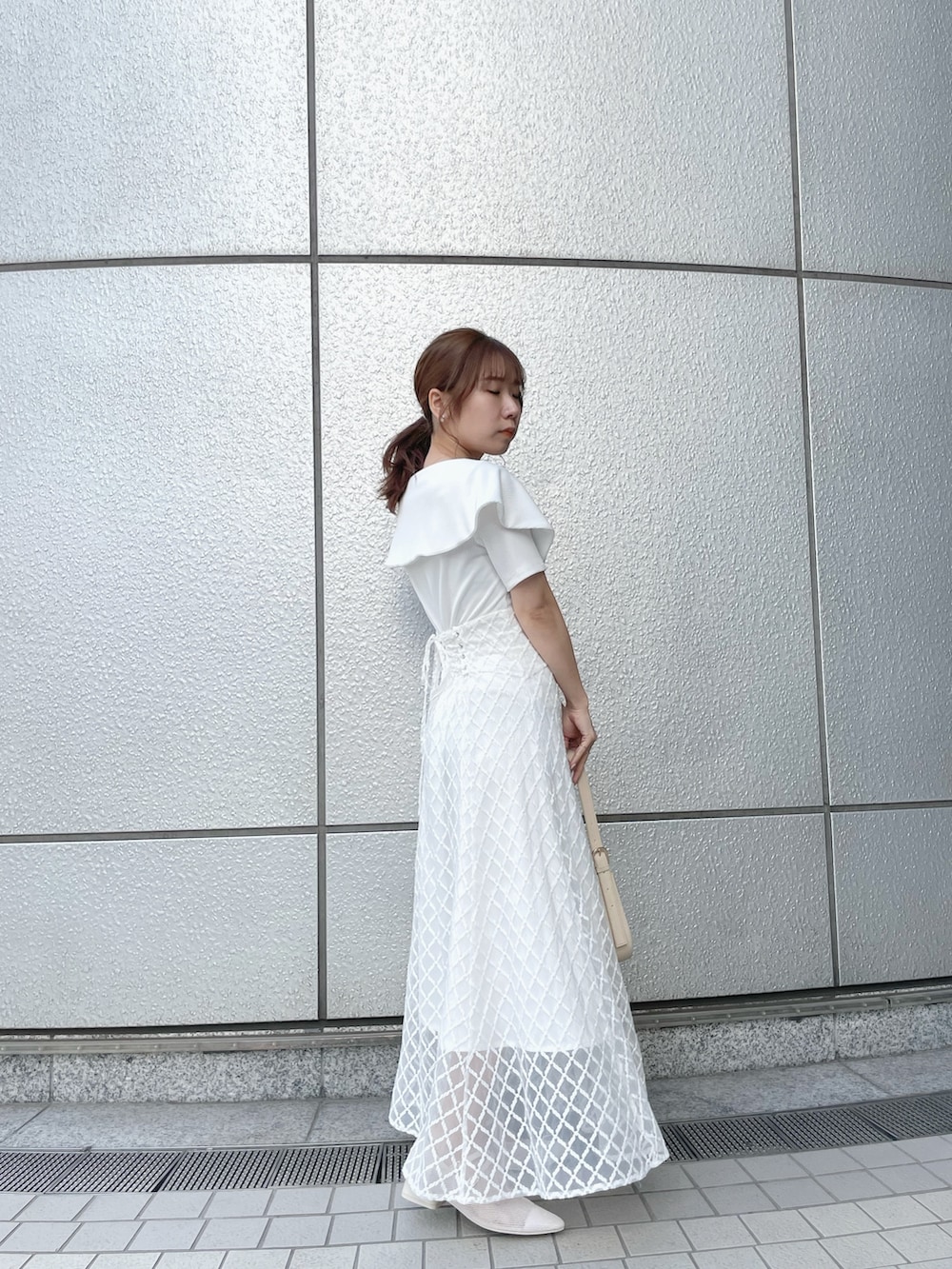 ホワイト系のパンプス、ホワイト系のワンピース、グレー系のテーラードジャケットを着用したレディースの春コーディネートの4枚目の写真