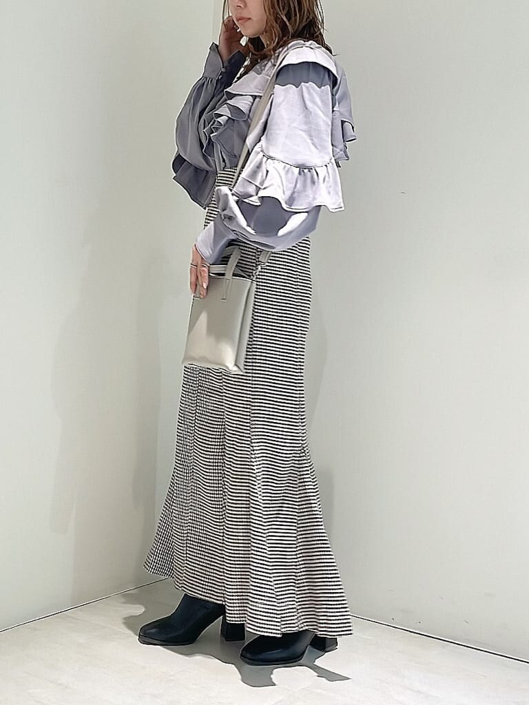 その他のスカート、ブラック系のブーツ、ブルー系のシャツ/ブラウスを着用したレディースの秋コーディネートの3枚目の写真