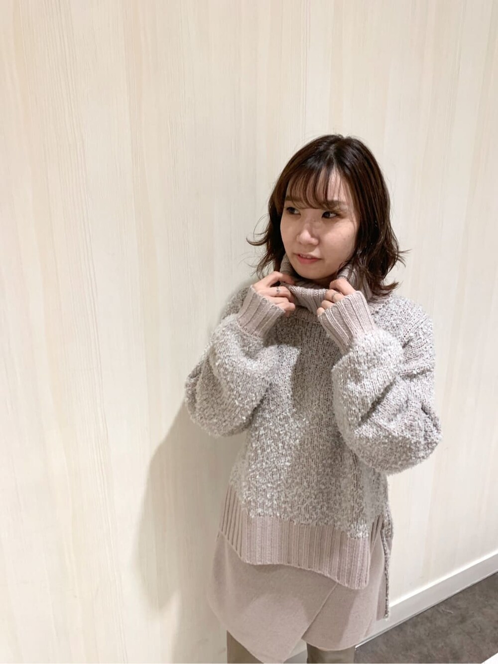 ベージュ系のブーツ、ピンク系のスカート、ピンク系のニット/セーターを着用したレディースの秋コーディネートの4枚目の写真