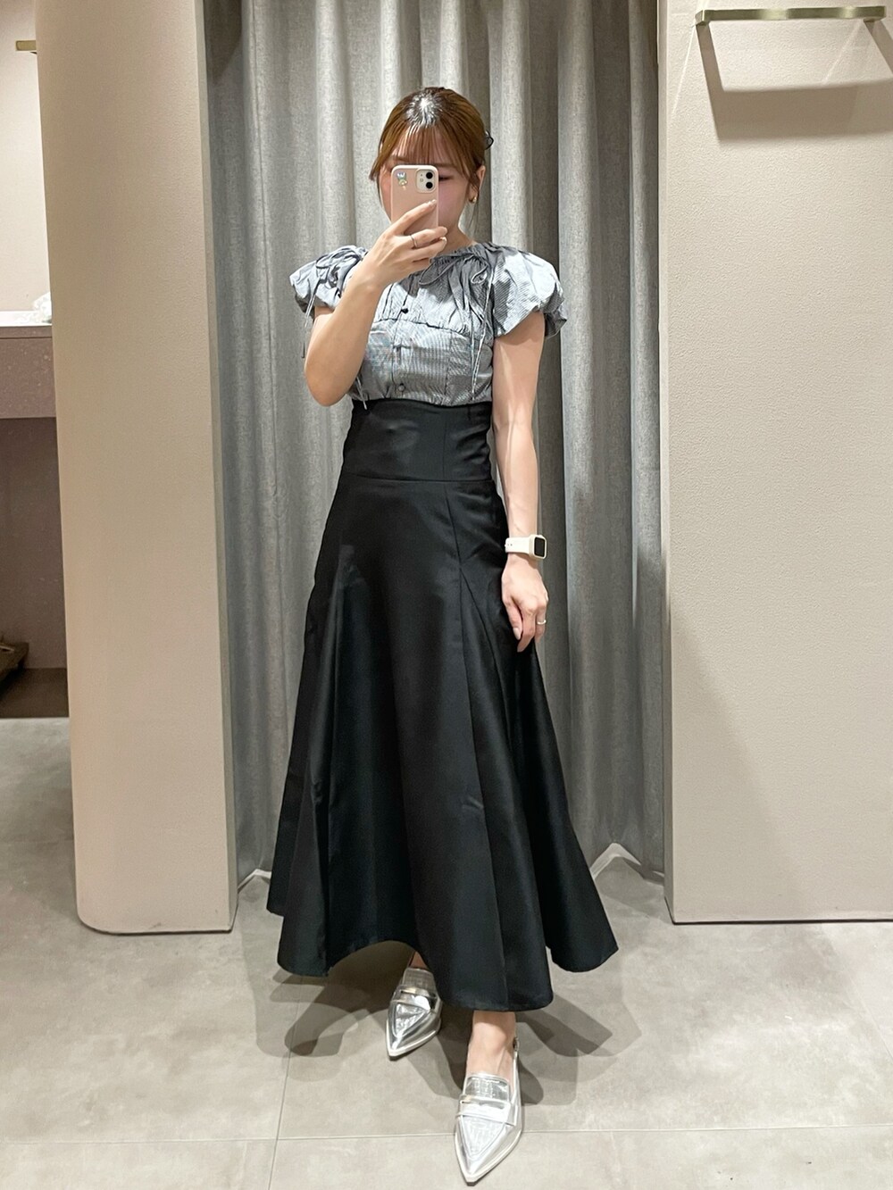 その他のシャツ/ブラウス、ブラック系のスカート、シルバー系のローファーを着用したレディースの春コーディネートの5枚目の写真