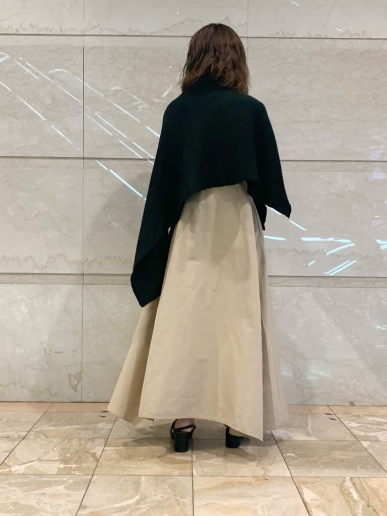 ベージュ系のワンピース、ブラック系のパンプス、ブラック系のハンドバッグを着用したレディースの夏コーディネートの5枚目の写真