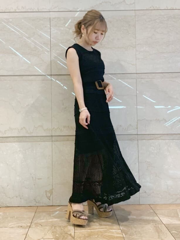 ベージュ系のテーラードジャケット、ブラック系のワンピース、ブラウン系のサンダルを着用したレディースの春コーディネートの2枚目の写真