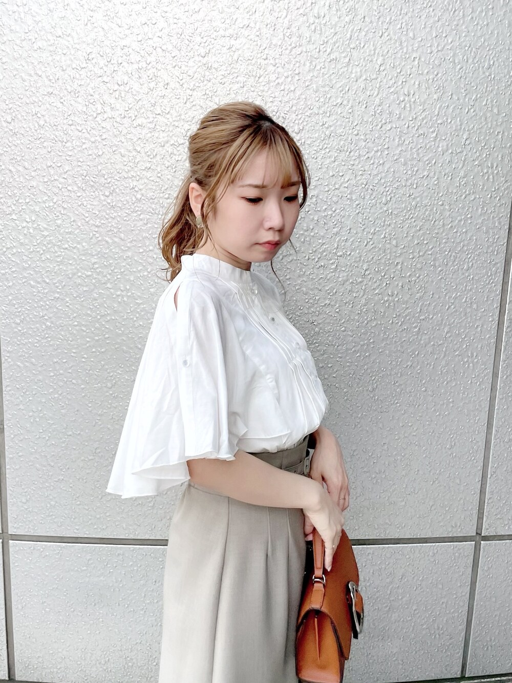 ホワイト系のシャツ/ブラウス、グリーン系のスカート、ホワイト系のパンプスを着用したレディースの春コーディネートの7枚目の写真