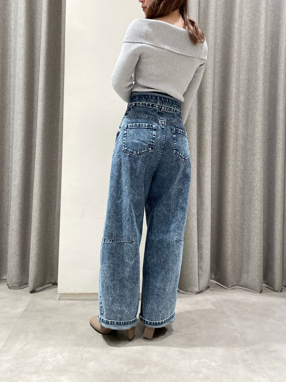 その他のデニムパンツ、シルバー系のニット/セーター、ベージュ系のブーツを着用したレディースの冬コーディネートの3枚目の写真