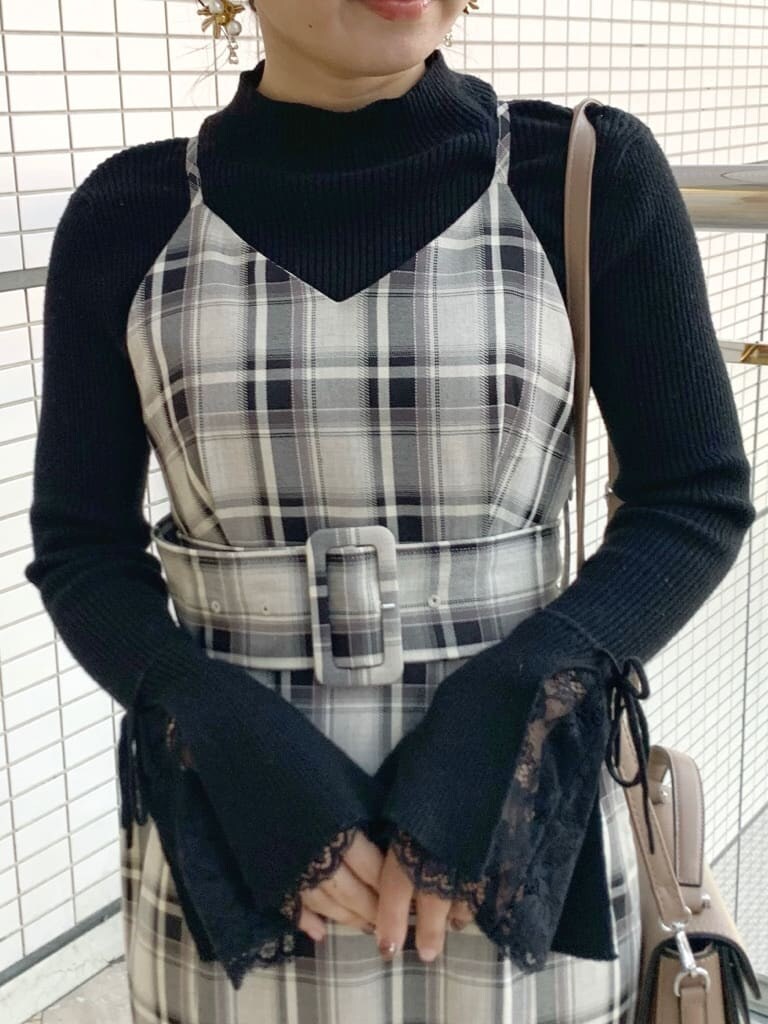 ブラック系のブーツ、グレー系のジャンパースカート、ブラック系のニット/セーターを着用したレディースの冬コーディネートの8枚目の写真