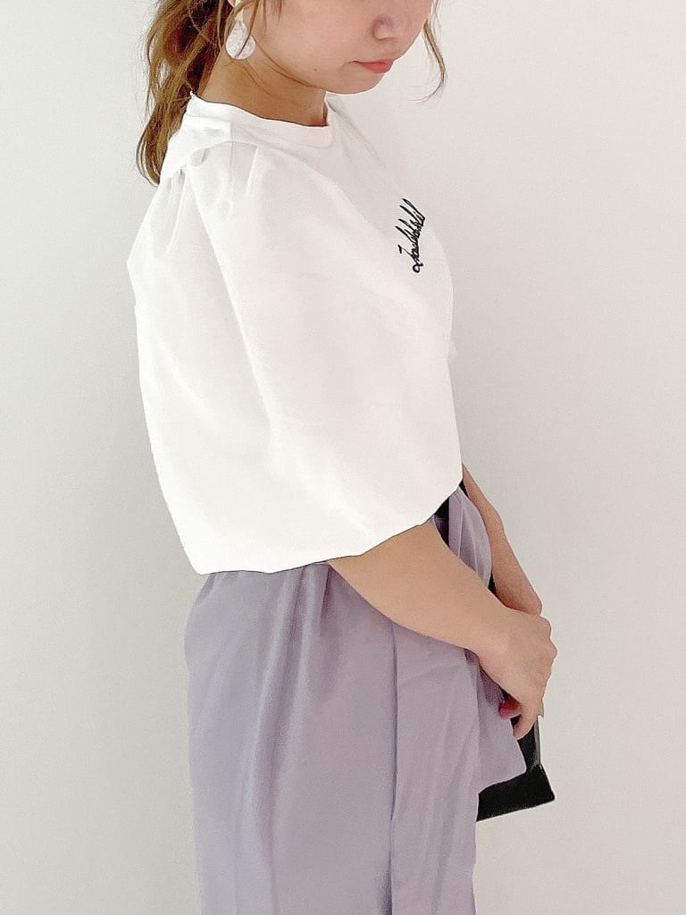 ブラック系のハンドバッグ、ホワイト系のTシャツ/カットソー、その他のサンダルを着用したレディースの夏コーディネートの6枚目の写真
