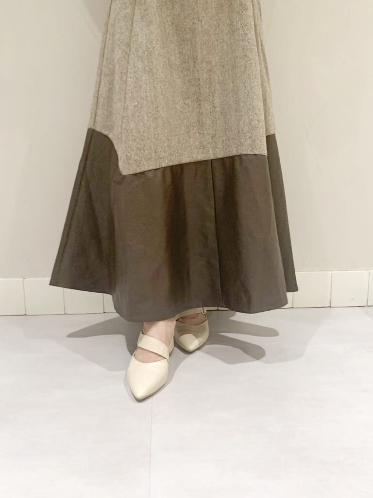 ブラウン系のワンピース、ホワイト系のパンプス、ホワイト系のニット/セーターを着用したレディースの秋コーディネートの4枚目の写真