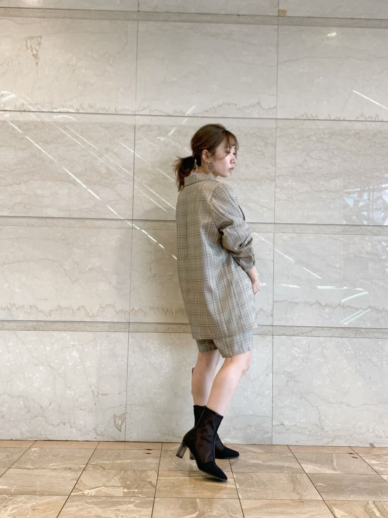 その他のテーラードジャケット、その他のその他パンツ、ホワイト系のニット/セーターを着用したレディースの冬コーディネートの2枚目の写真