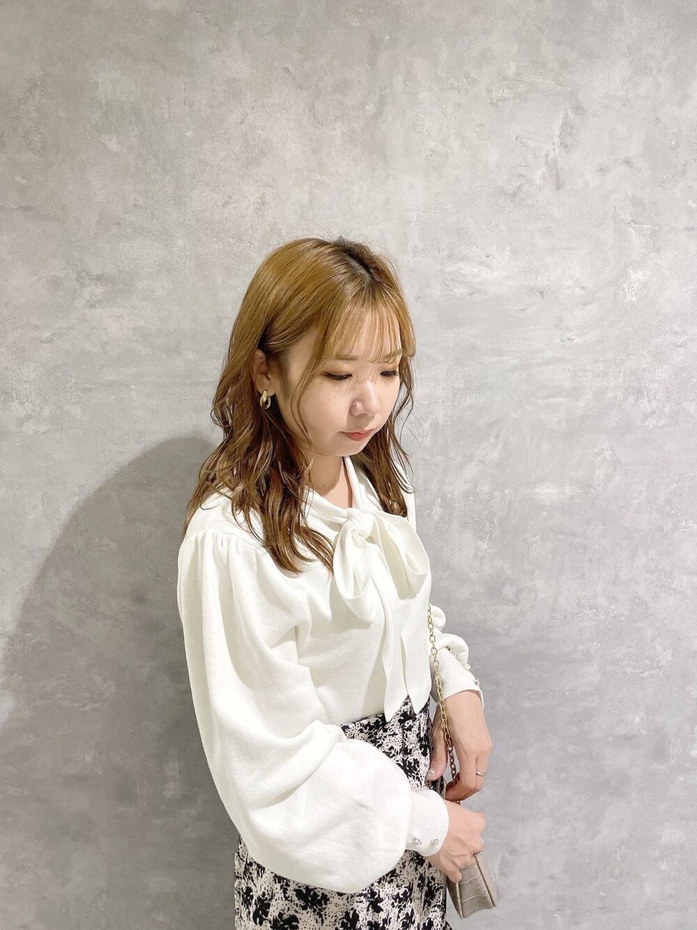 ホワイト系のニット/セーター、その他のスカート、ブラック系のブーツを着用したレディースの秋コーディネートの6枚目の写真