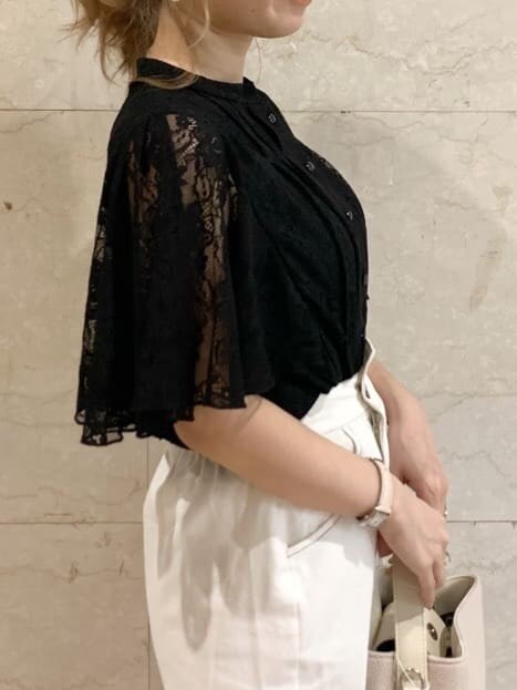 ブラック系のシャツ/ブラウス、ホワイト系のハンドバッグ、ブラウン系のサンダルを着用したレディースの春コーディネートの5枚目の写真