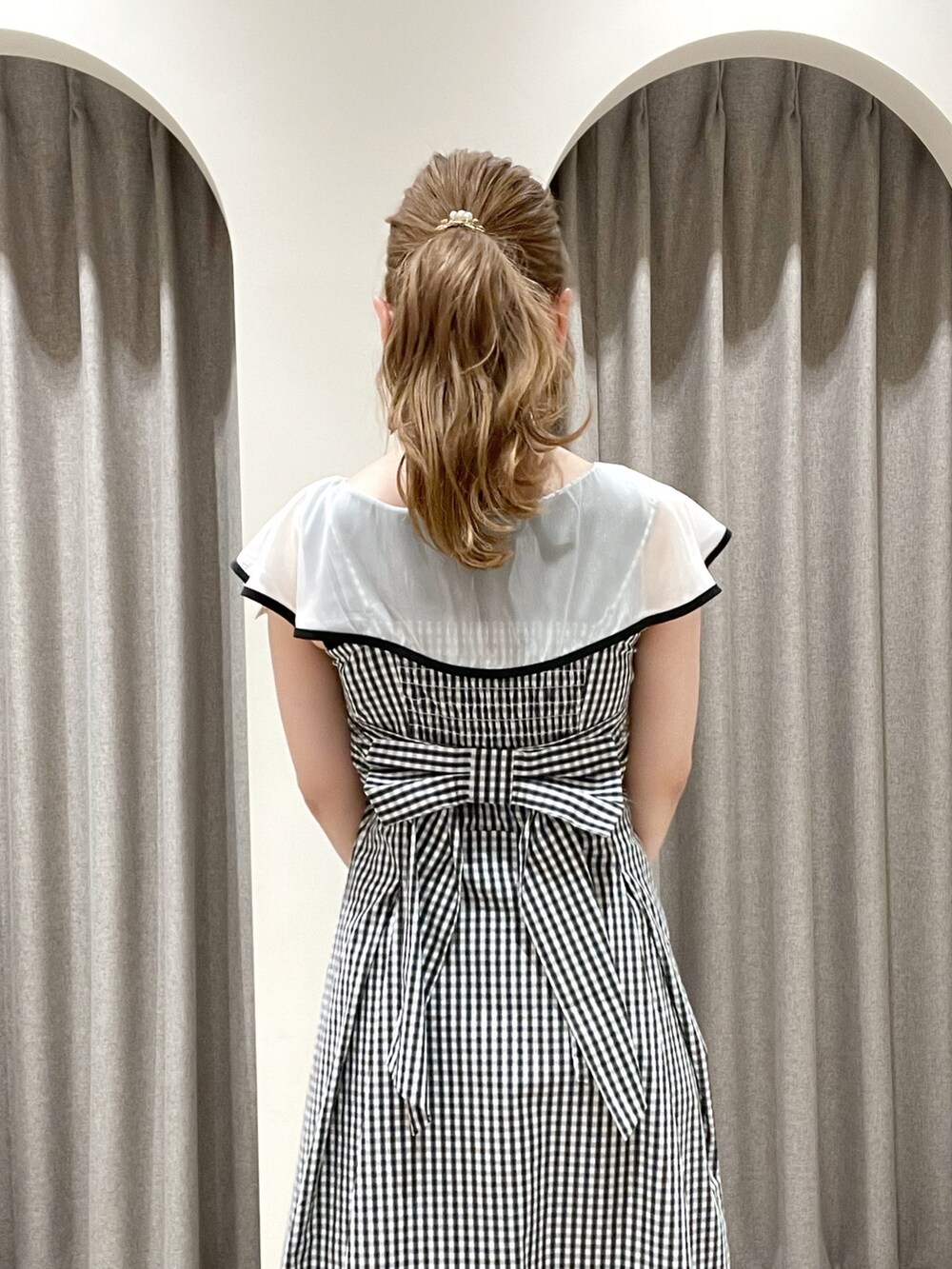 その他のワンピース、ブラック系のニット/セーター、ブラック系のハンドバッグを着用したレディースの夏コーディネートの9枚目の写真