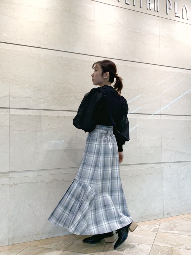 ブラック系のテーラードジャケット、ブラック系のローファー、その他のスカートを着用したレディースの冬コーディネートの6枚目の写真