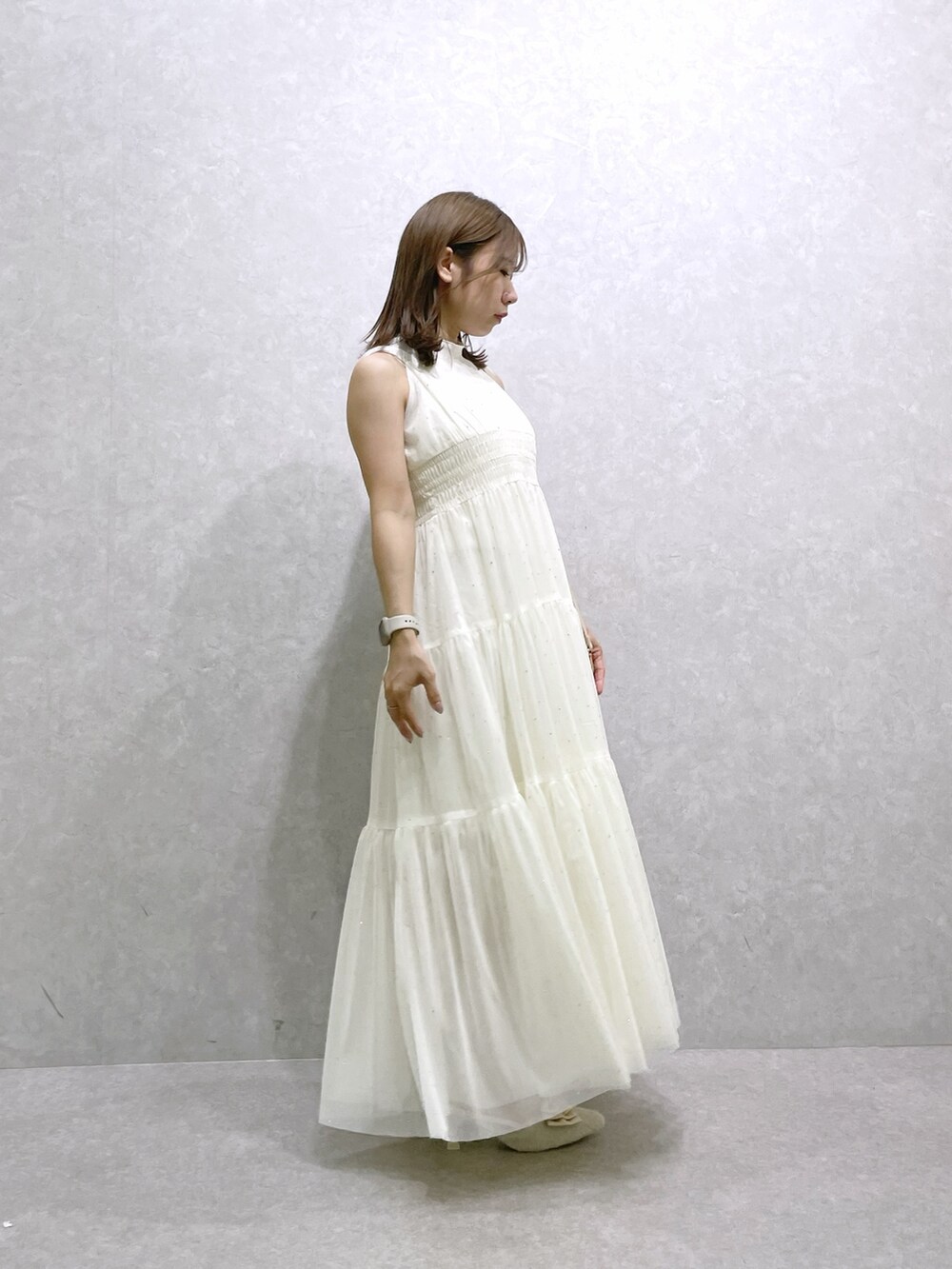 ベージュ系のパンプス、ホワイト系のハンドバッグ、ホワイト系のワンピースを着用したレディースの夏コーディネートの4枚目の写真