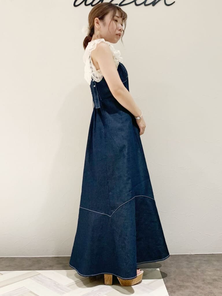 ブルー系のワンピース、その他のサンダル、ホワイト系のシャツ/ブラウスを着用したレディースの夏コーディネートの3枚目の写真