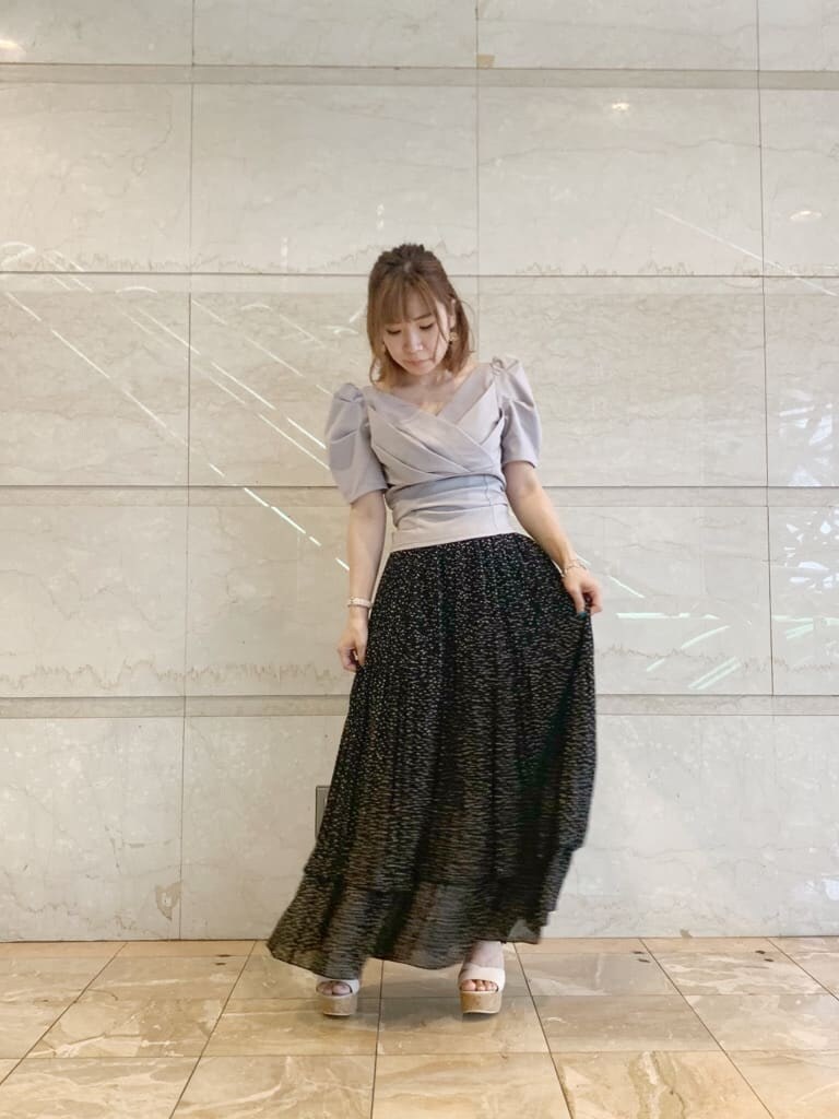 ベージュ系のサンダル、グレー系のTシャツ/カットソー、ブラック系のスカートを着用したレディースの夏コーディネートの5枚目の写真