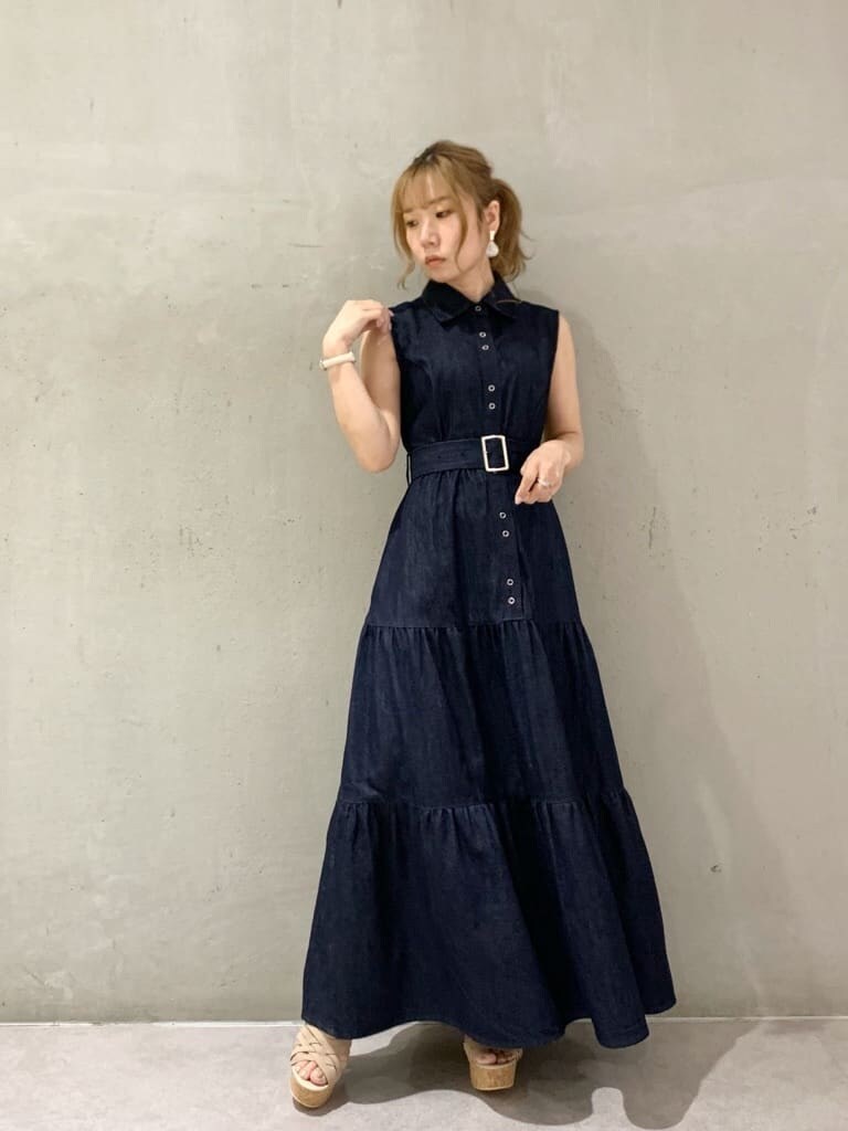 ベージュ系のサンダル、ブルー系のワンピース、ホワイト系のサンダルを着用したレディースの春コーディネートの6枚目の写真