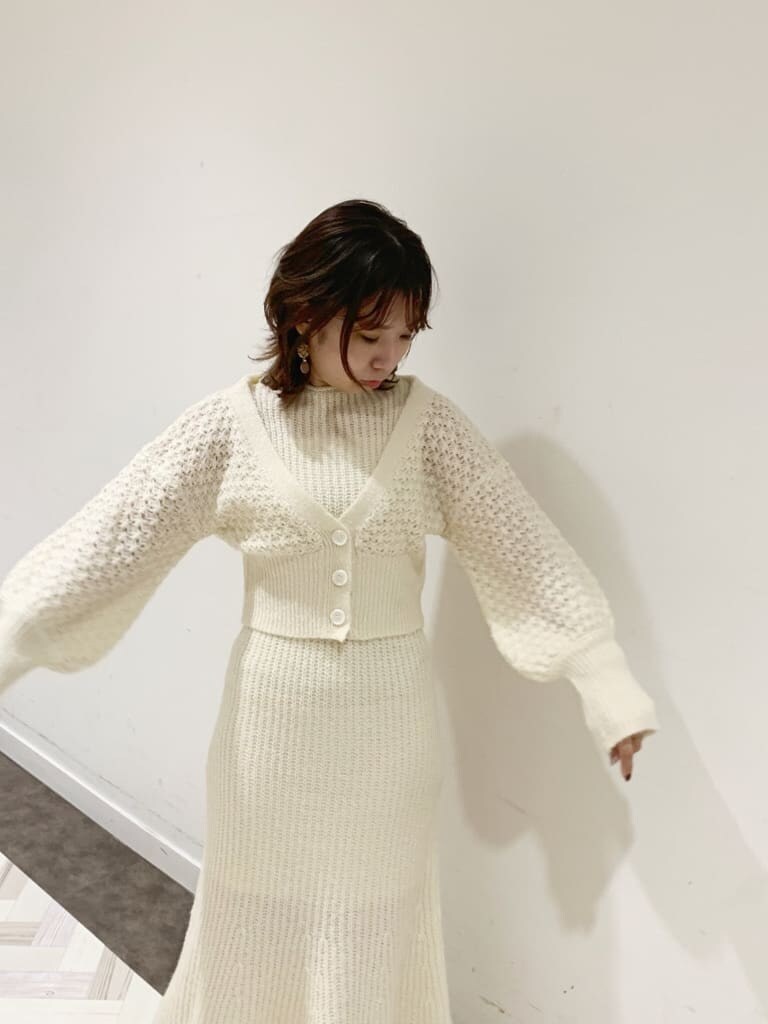 ホワイト系のワンピース、ホワイト系のブルゾン、ブラック系のブーツを着用したレディースの秋コーディネートの4枚目の写真