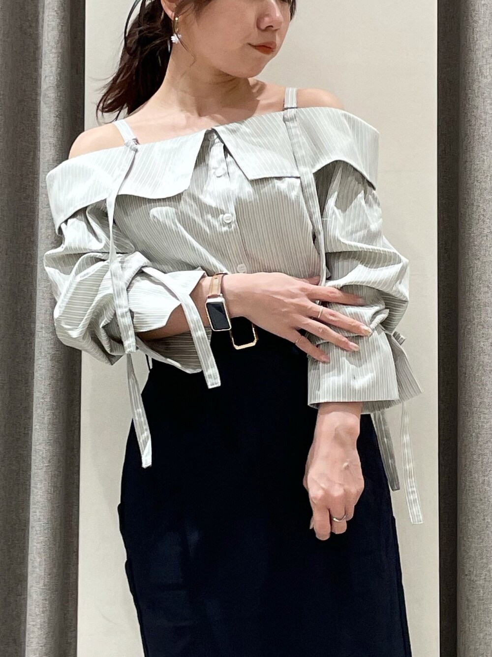 ブルー系のスカート、グレー系のシャツ/ブラウス、ブラック系のブーツを着用したレディースの春コーディネートの5枚目の写真