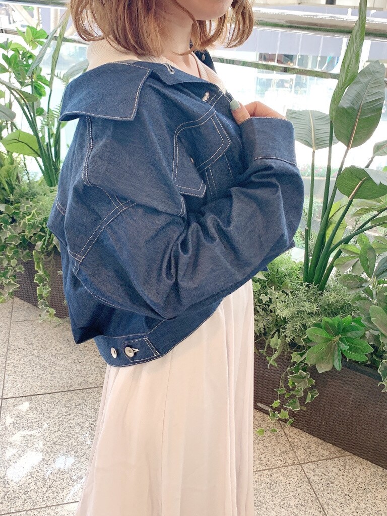 ブルー系のシャツ/ブラウス、グレー系のワンピース、その他のサンダルを着用したレディースの春コーディネートの2枚目の写真