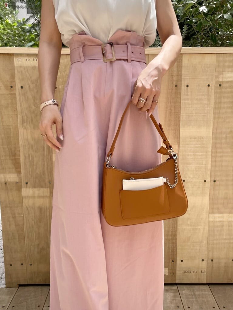 ブラウン系のハンドバッグ、その他のサンダル、ピンク系のその他パンツを着用したレディースの夏コーディネートの7枚目の写真