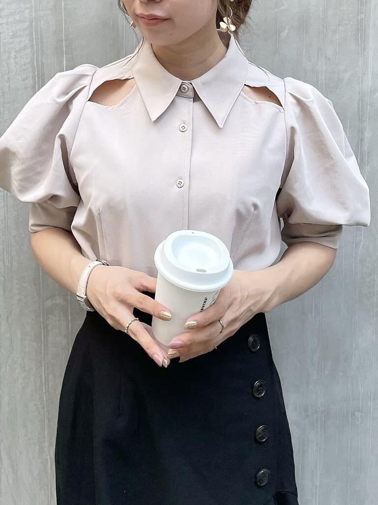 ベージュ系のシャツ/ブラウス、ブラック系のスカート、ピンク系のパンプスを着用したレディースの夏コーディネートの6枚目の写真