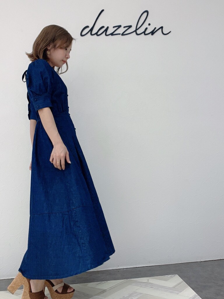 ホワイト系のブルゾン、ブルー系のワンピース、その他のサンダルを着用したレディースの春コーディネートの3枚目の写真