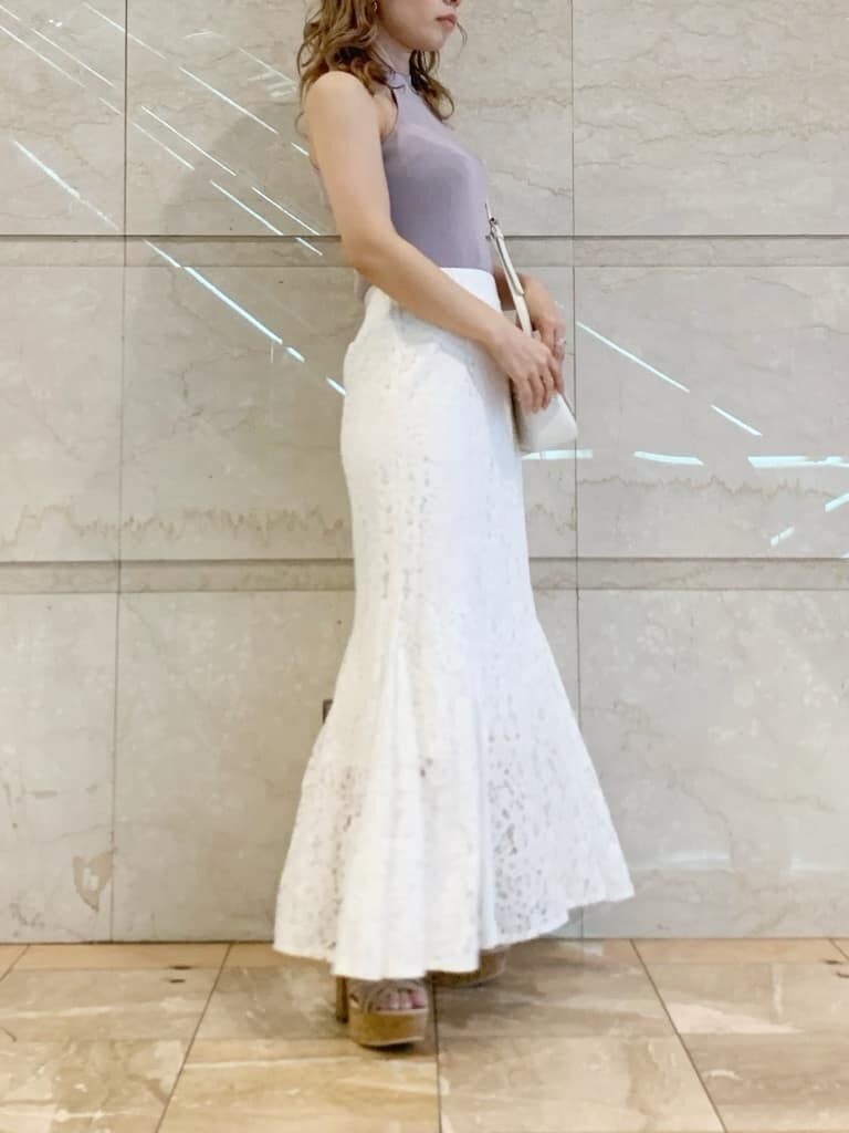 ブラウン系のサンダル、ベージュ系のサンダル、パープル系のニット/セーターを着用したレディースの春コーディネートの2枚目の写真