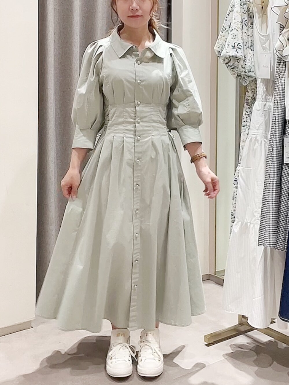 グリーン系のワンピースを着用したレディースの春コーディネートの3枚目の写真